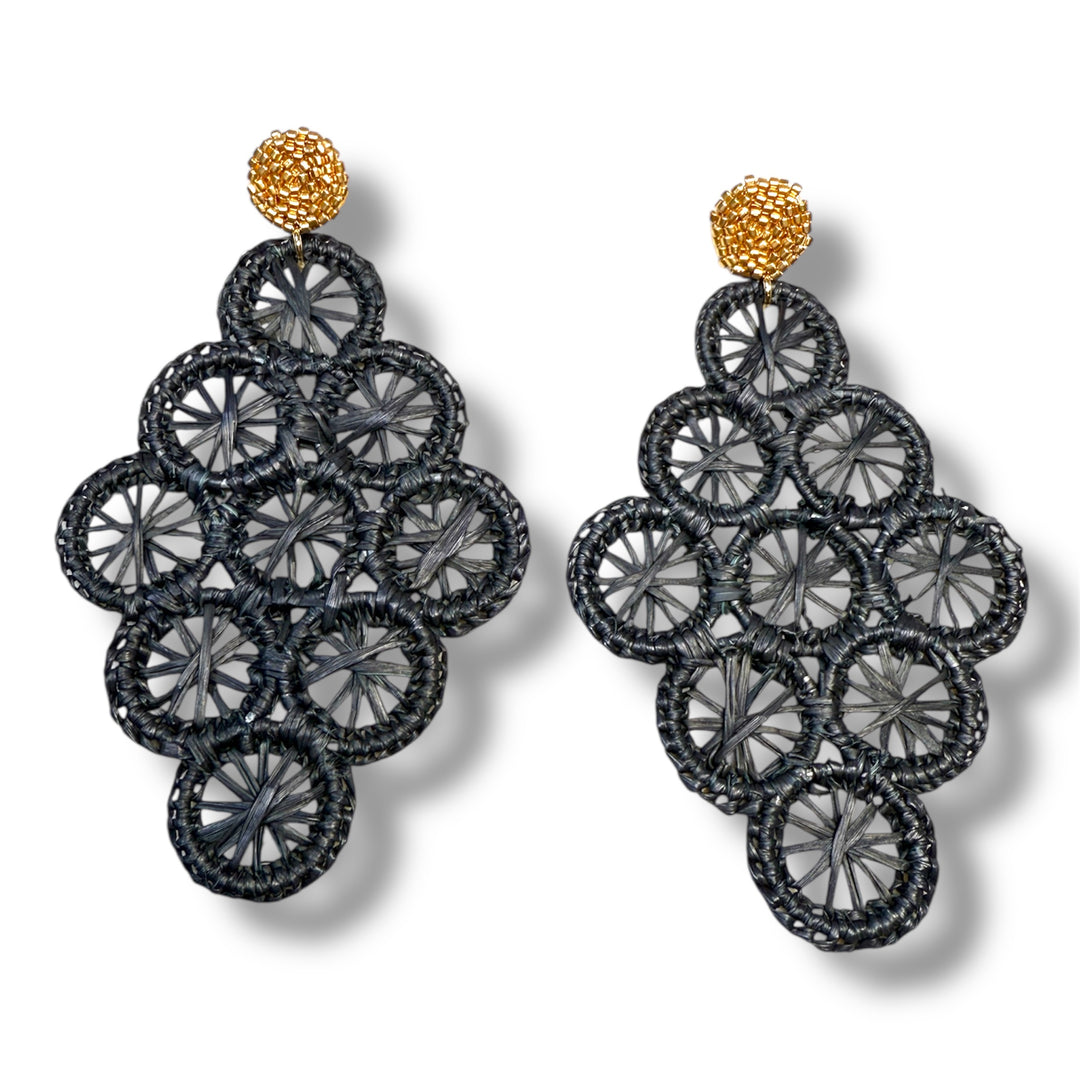 Aretes Mompox en palma de Iraca