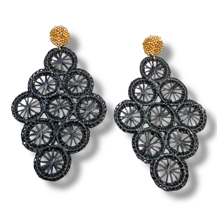 Aretes Mompox en palma de Iraca