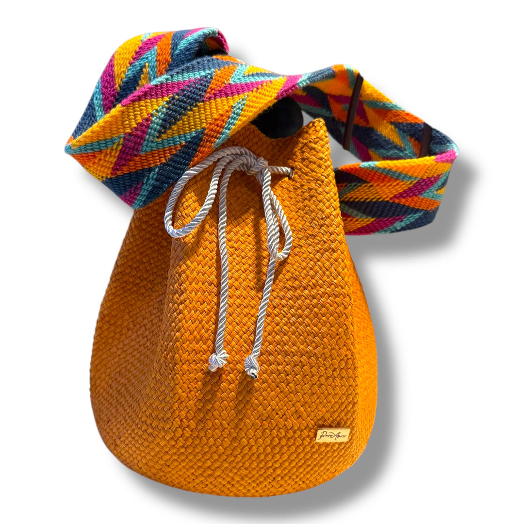 Mochila en palma de Iraca grande mostaza y strap wayuu